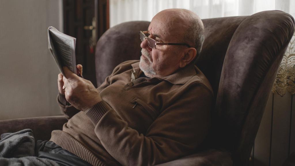 Un hombre mayor haciendo crucigramas.