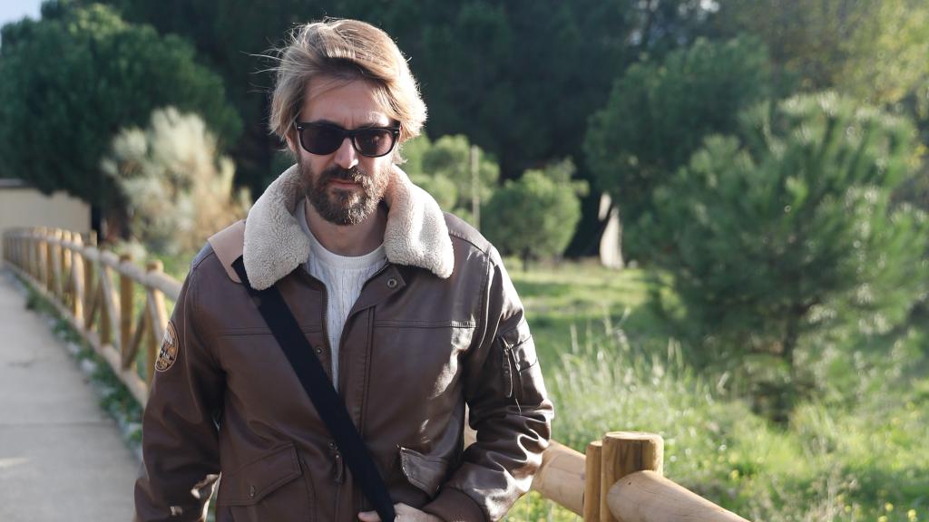 Manuel Velasco, cabizbajo y serio tras visitar a su madre, Concha Velasco, en la residencia.