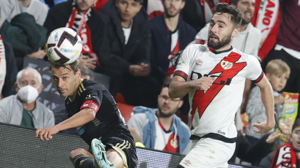 Unai López y Kevin pelean por el balón en el Rayo - Celta.