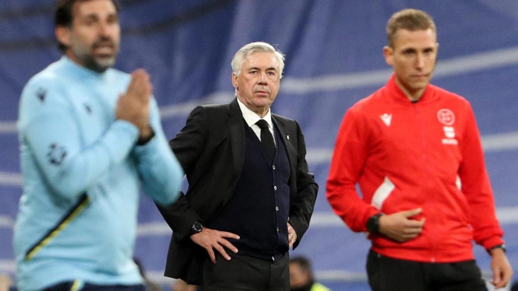 Ancelotti, observando el partido desde la banda.