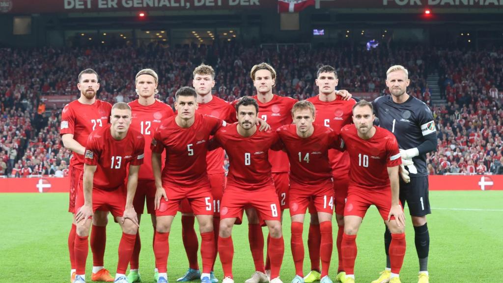 Dinamarca luciendo su camiseta especial para los partidos del Mundial.