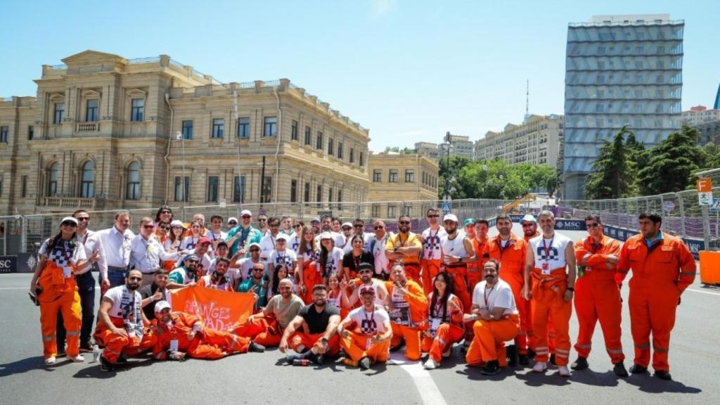 Trabajadores y voluntarios de la FIA, junto al presidente Mohammed Ben Sulayem.
