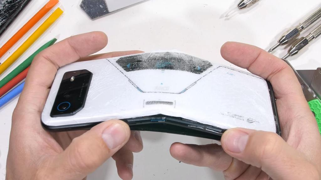 Asus ROG 6 Pro pasa a duras penas un test de resistencia