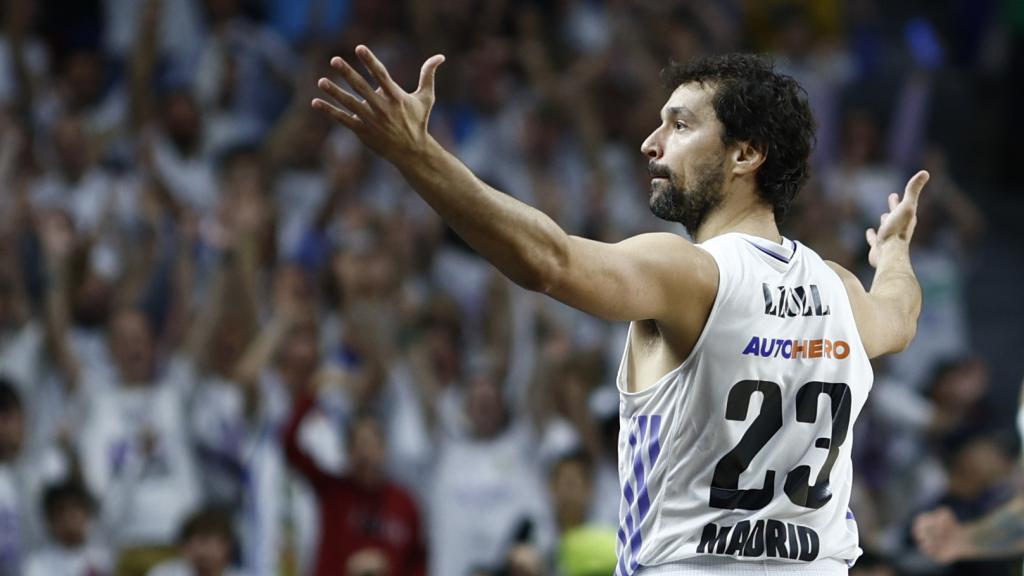 Sergio Llull celebra un triple en el WiZink Center con el Real Madridd