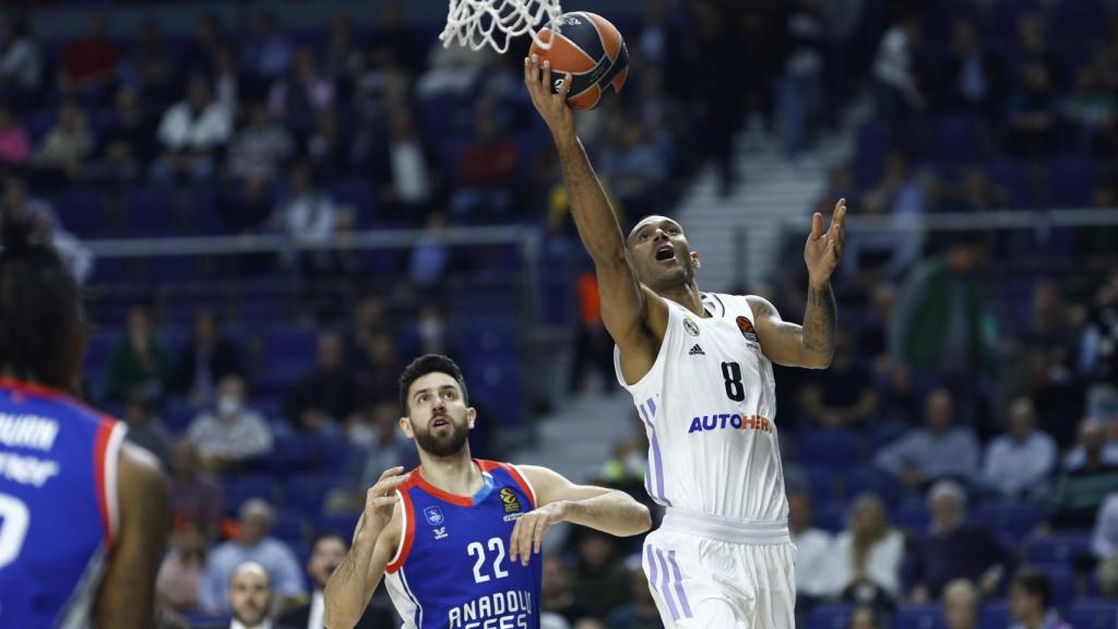 Adam Hanga realiza una entrada a canasta ante Anadolu Efes