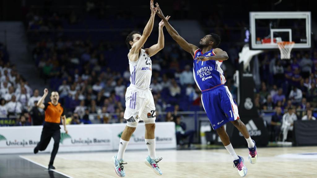 Llull anota un triple desde el centro del campo ante Anadolu Efes