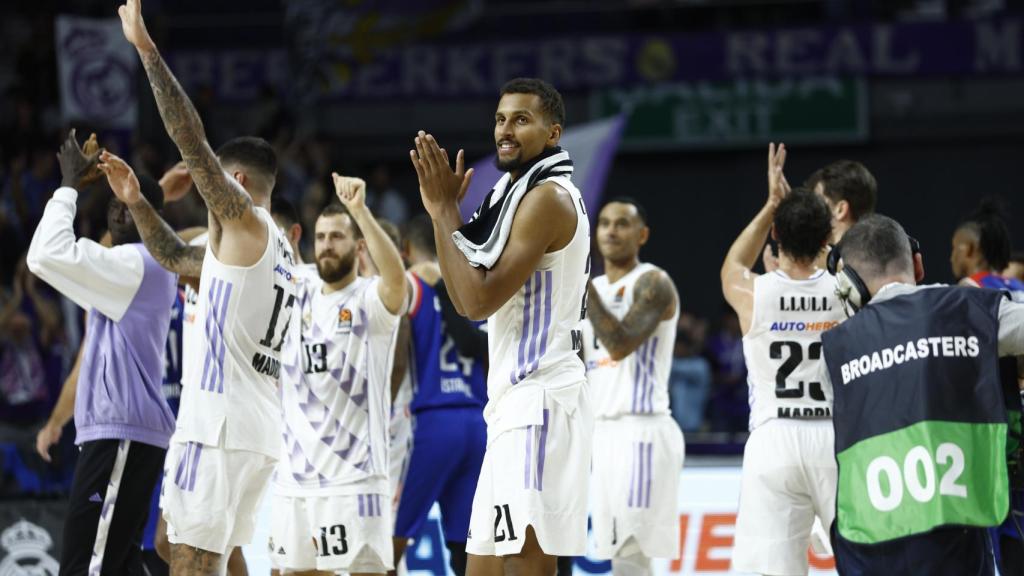 Los jugadores del Real Madrid celebran la victoria ante Anadolu Efes en el WiZink Center
