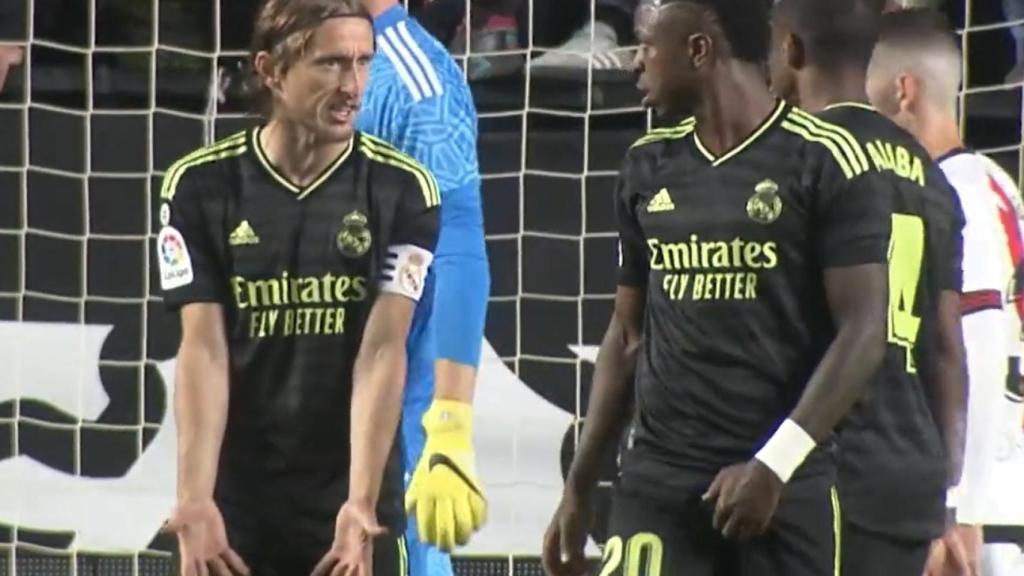 Modric, hablando con Vinicius en Vallecas.