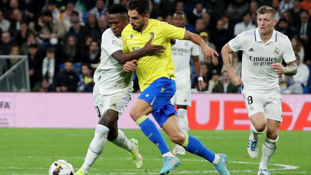 Vinicius roba un balón ante la atenta mirada de Toni Kroos.