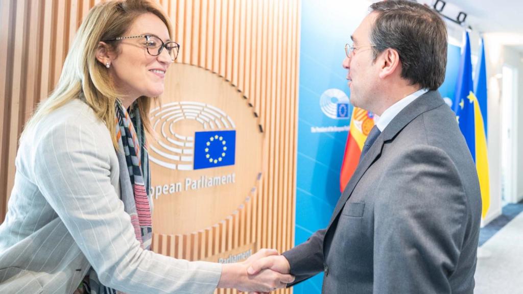 José Manuel Albares, ministro de Exteriores, recibido por Roberta Metsola, presidenta del Parlamento Europeo, en Bruselas.