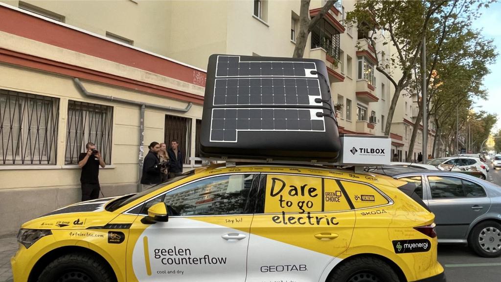 Los paneles solares en el techo de la tienda.