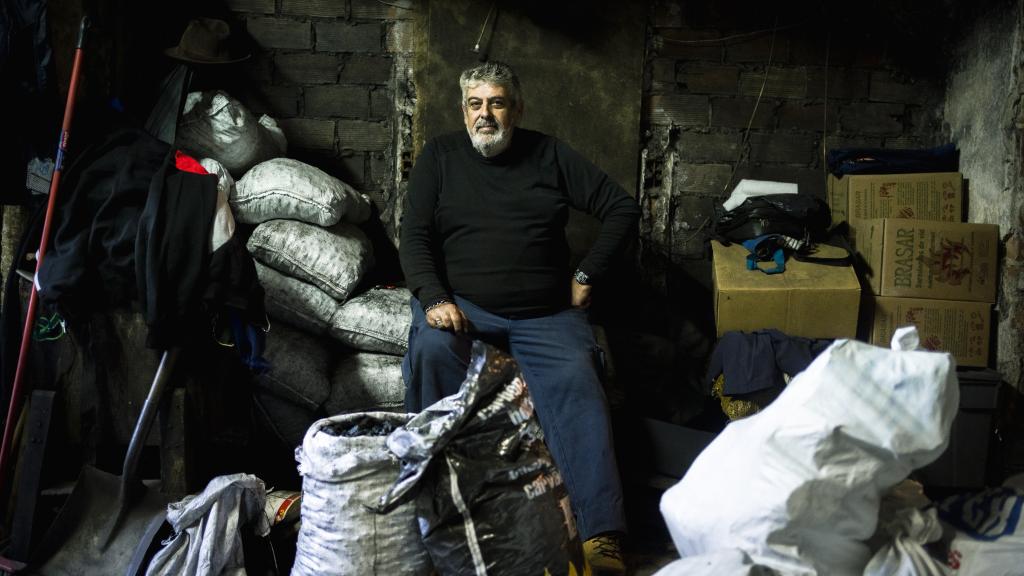 Javier heredó la carbonería de su padre. Se jubilará en tres años; mientras, resiste.