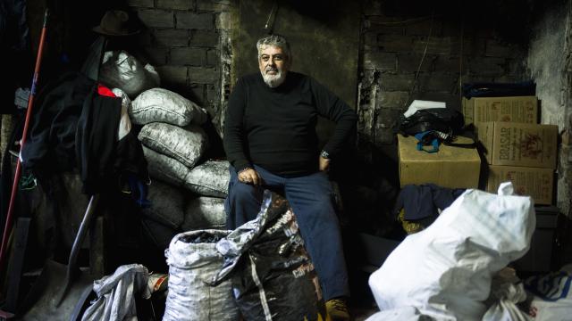 Javier heredó la carbonería de su padre. Se jubilará en tres años; mientras, resiste.