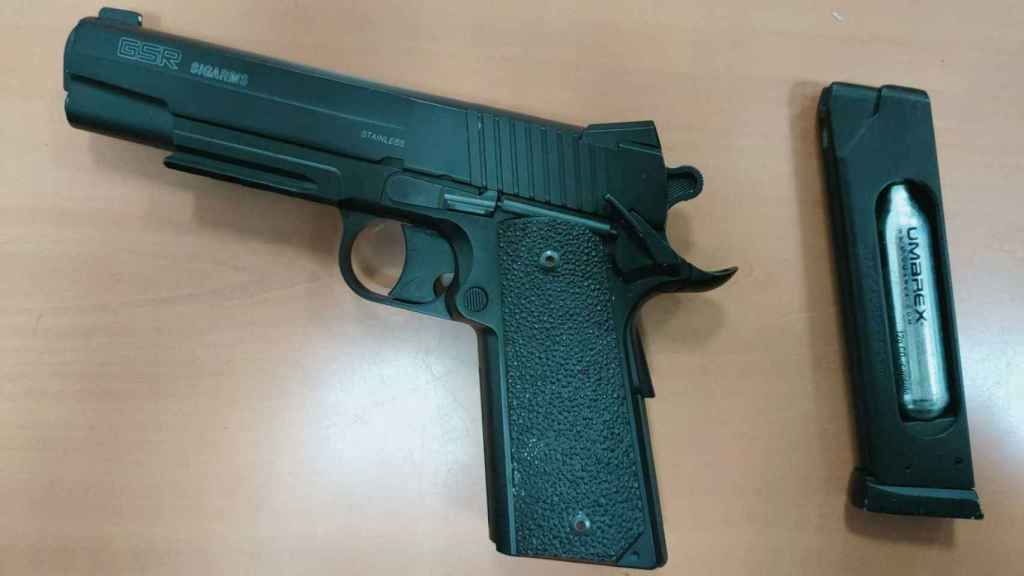 Pistola hallada en el domicilio del detenido.