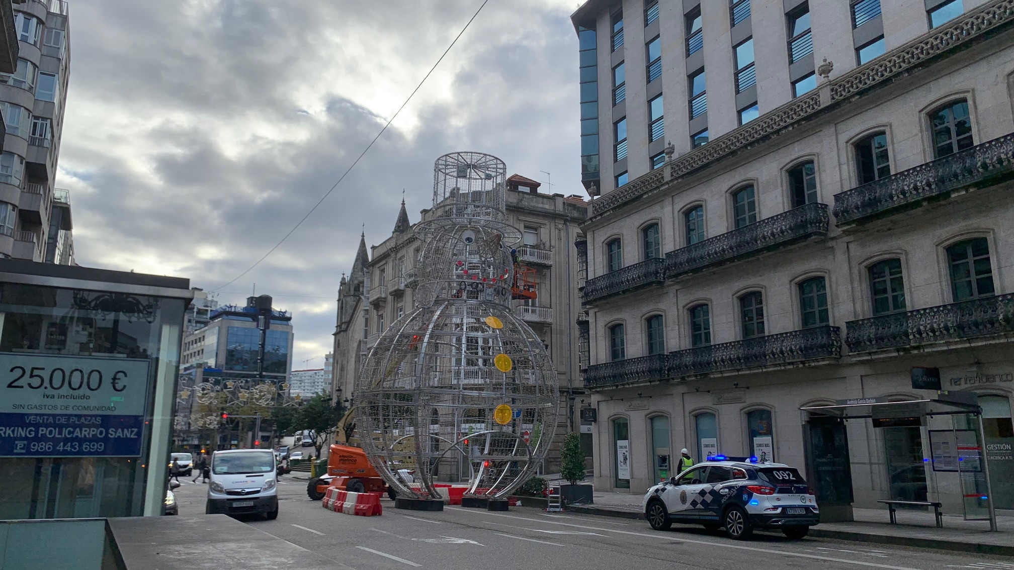 Instalación del muñeco de nieve en la calle García Barbón.