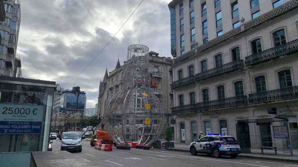 Instalación del muñeco de nieve en la calle García Barbón.