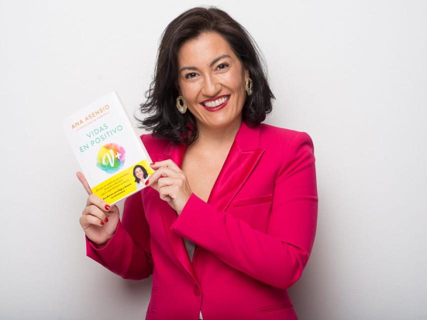 Ana Asensio con su libro 'Vidas en positivo'.