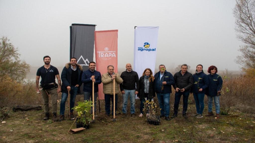 Imagen de familia tras la plantación de 2.000 árboles en Peñafiel