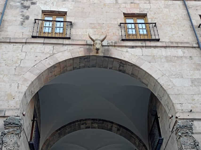 Cabeza de toro esculpida en el 'Arco del Toro' de la Plaza Mayor de Salamanca