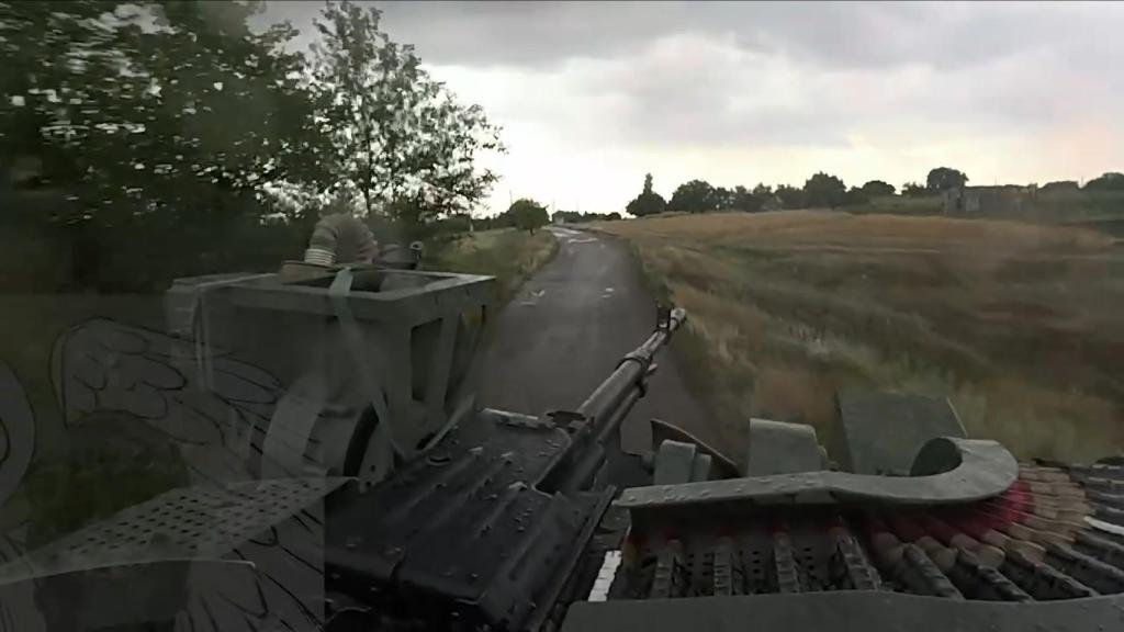 Vídeo de un tanque ruso a toda velocidad por Ucrania