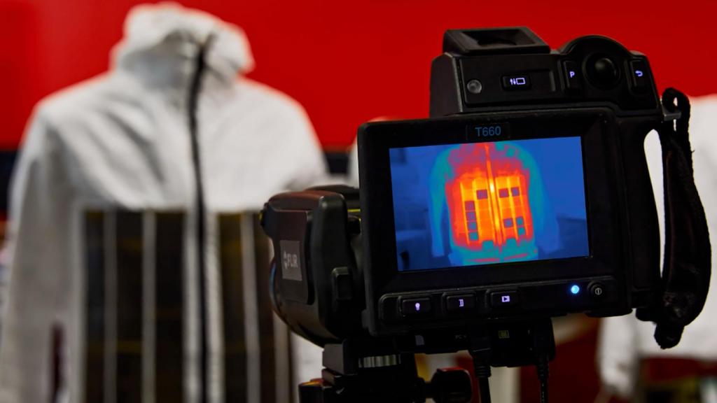 La chaqueta de Vollebak registrada por una cámara térmica