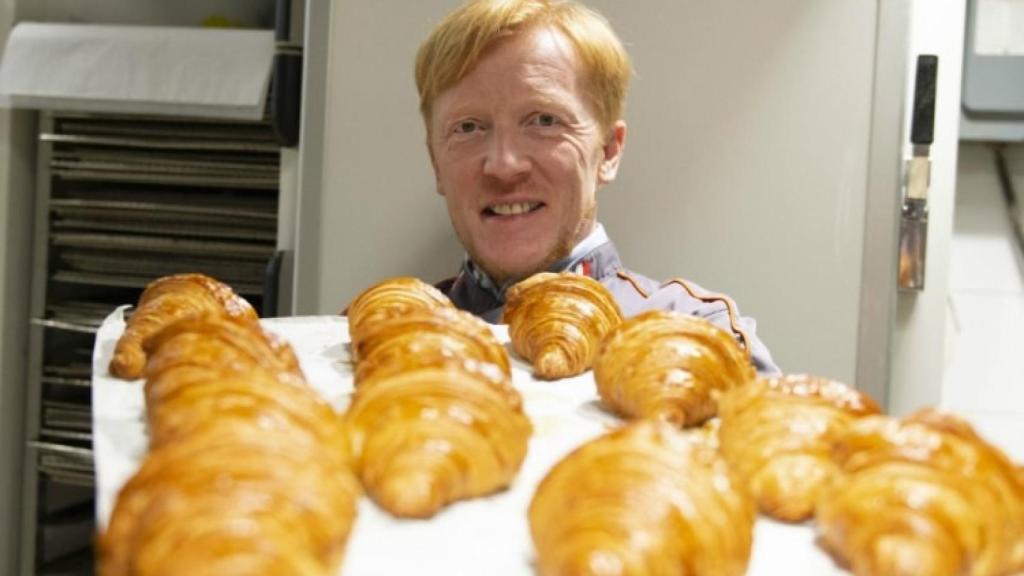 Eric Kayser posa frente a sus cruasán, mejor de Madrid 2022