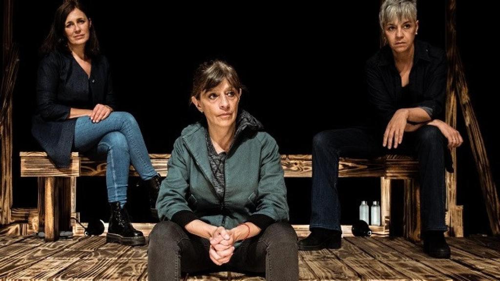 Gabriela Iribarren, Marisa Betancur y María Mendive en 'Ana contra  la muerte'. Foto: A. Persichetti