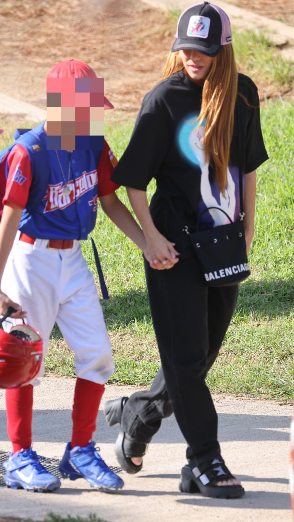 Shakira llegando junto a su hijo Milan al partido, este sábado 12 de noviembre.