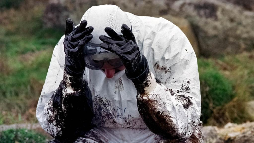 Grupos de voluntarios limpian la costa de la localidad gallega de Muxía de petróleo.