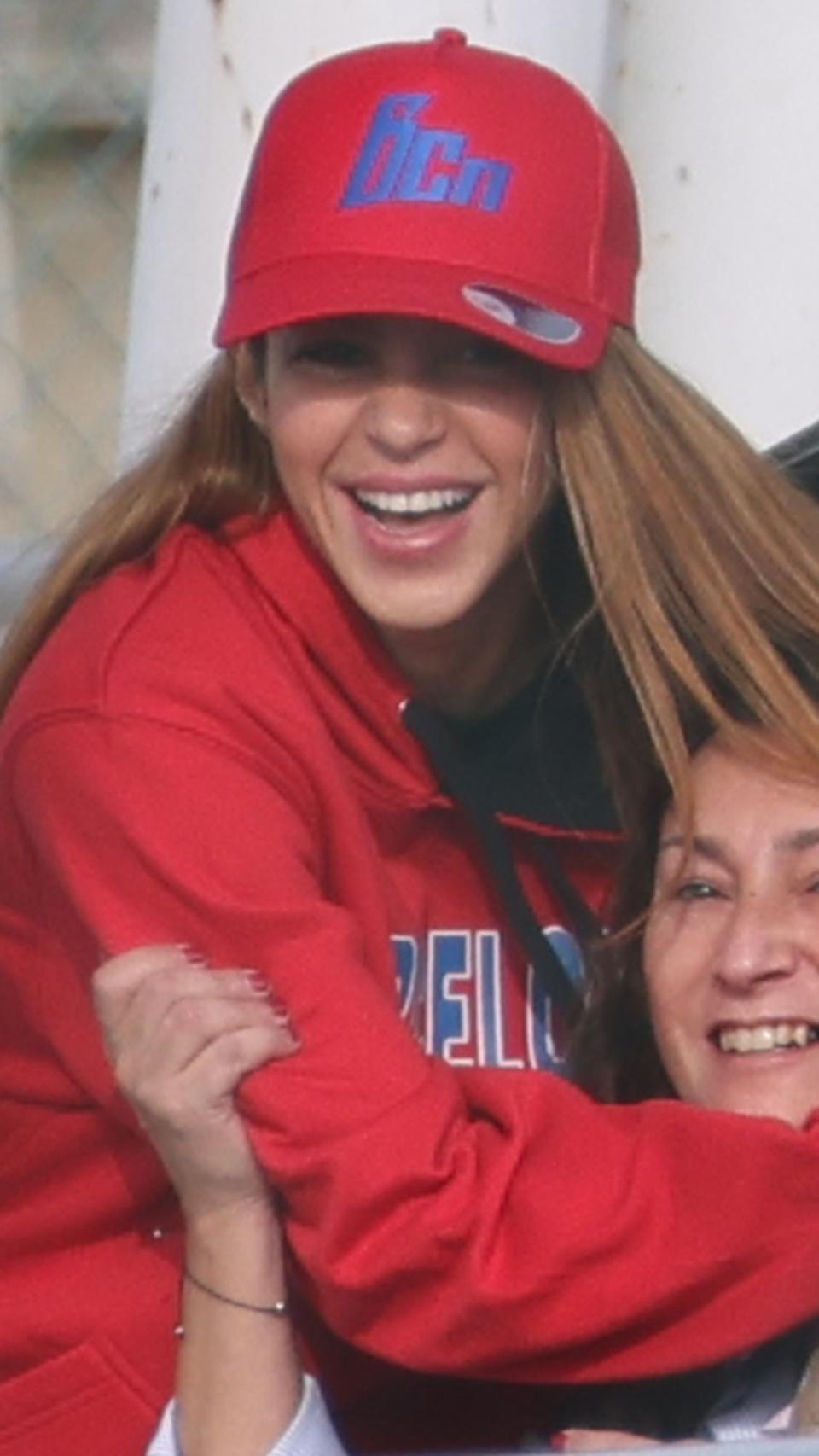 La cantante, pletórica, abrazándose a una amiga tras la victoria de su hijo Milan.