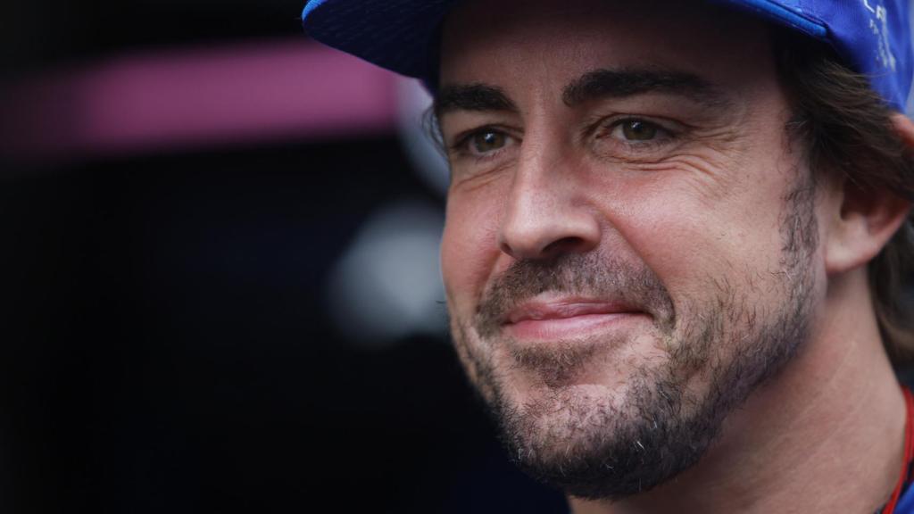 Fernando Alonso habla con la prensa en el GP de Brasil.