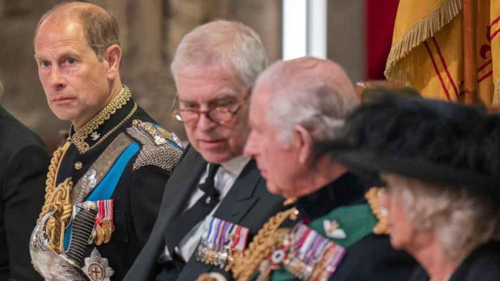 El Rey junto a Andrés y otros miembros de la familia durante el funeral de Isabel II.