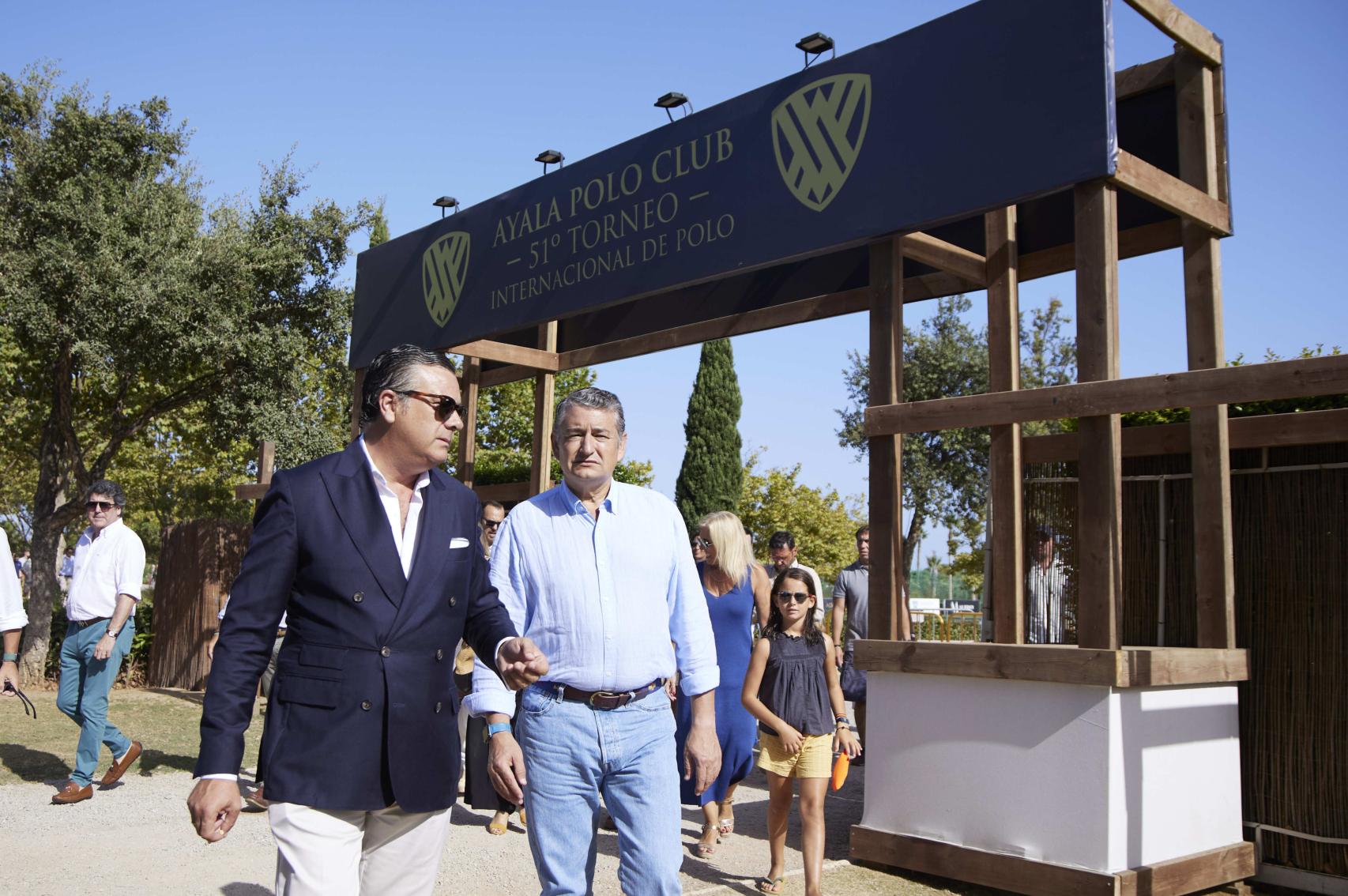Pablo Mora-Figueroa (i) y el consejero de la Junta de Andalucía Antonio Sanz, el 27 de agosto en el Torneo Internacional de Polo de Sotogrande (Cádiz).