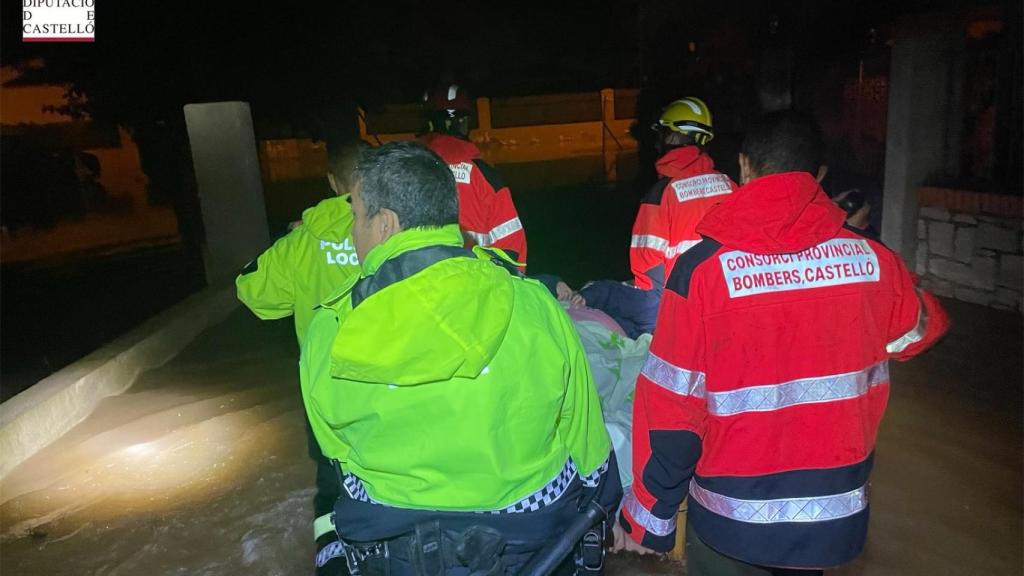 Bomberos de la Diputación de Castellón rescatan a una anciana.