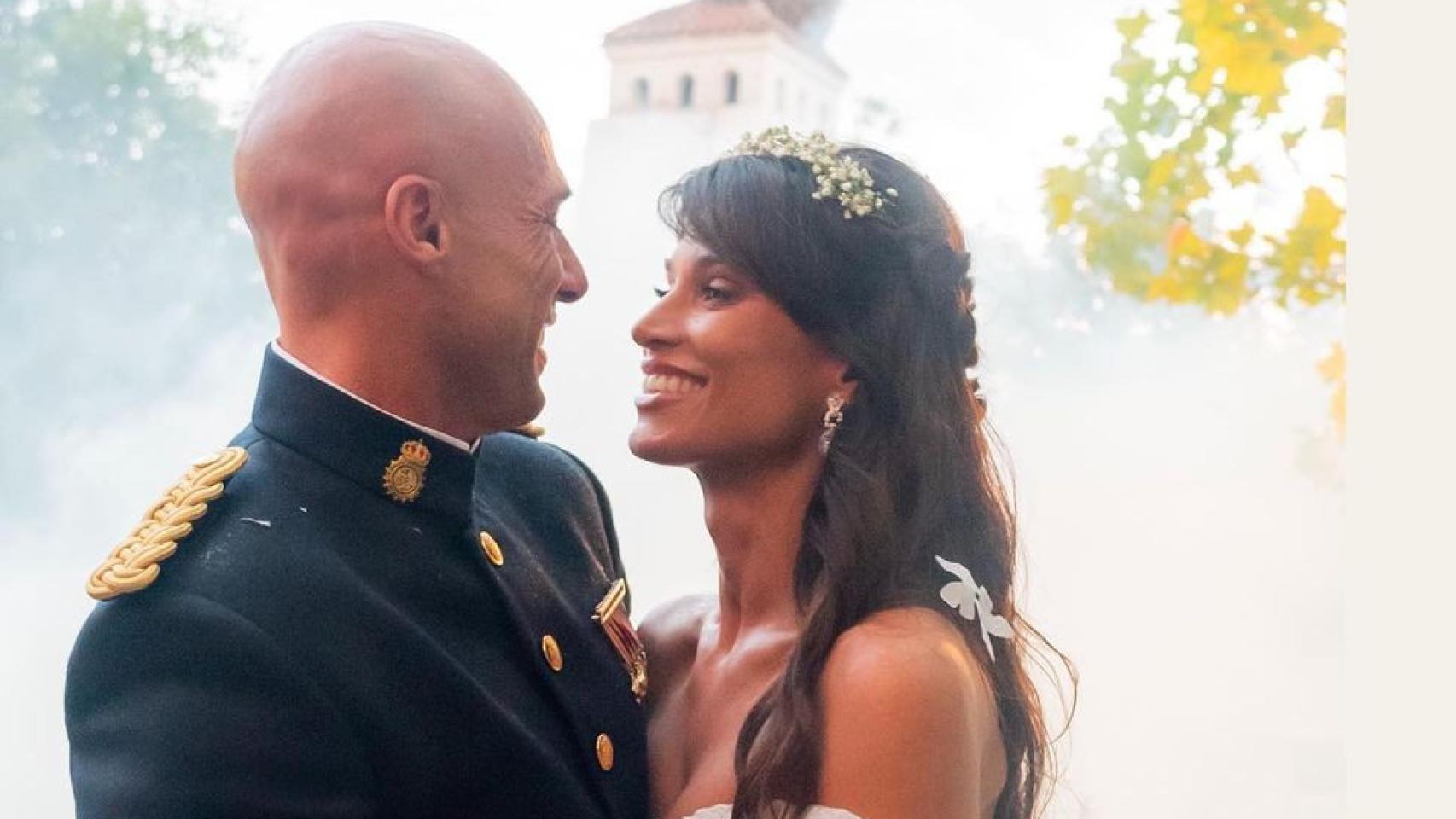 Imágenes del día: la lujosa escapada de Sonia Ferrer y Sergio Fontecha, su novio Policía Nacional, a La Gomera