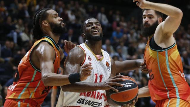 Diallo intenta penetrar entre James Webb III y Bojan Dubljevic