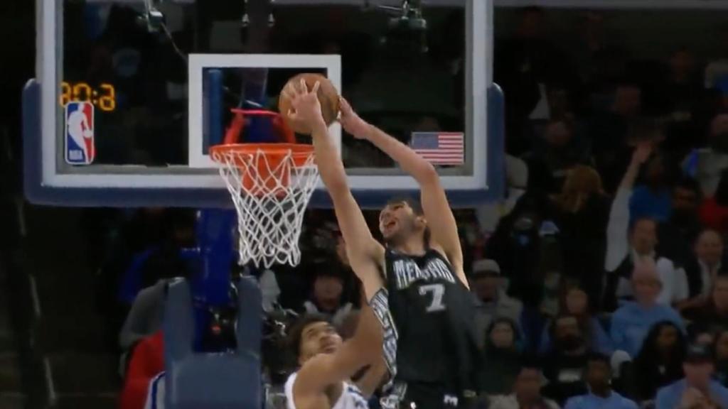 El mate del español Santi Aldama en la NBA por el que le comparan con la leyenda Vince Carter