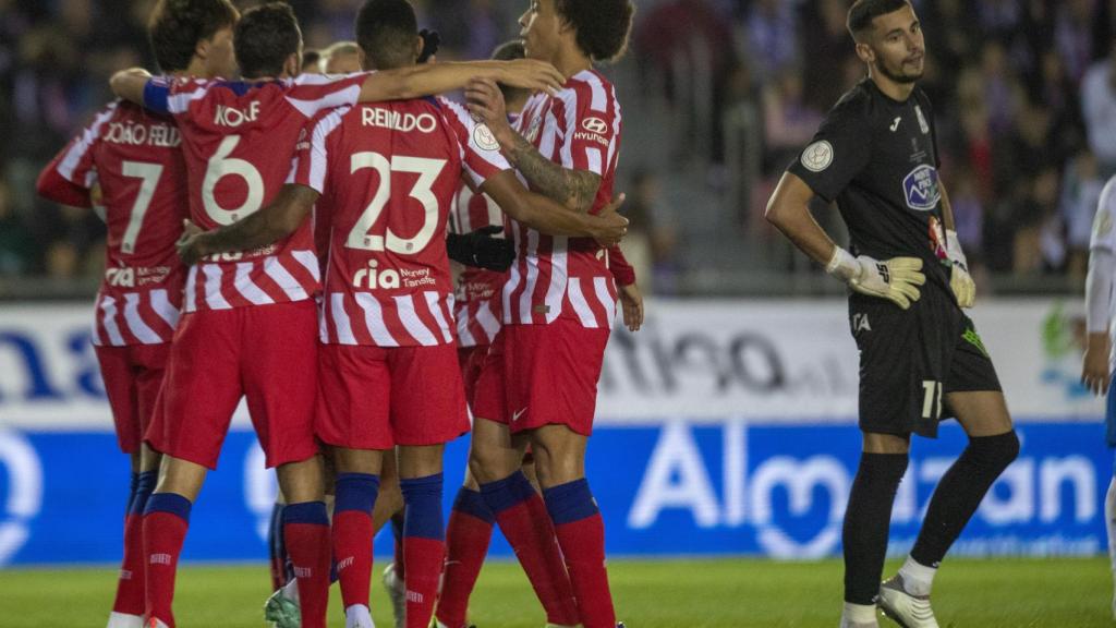 Los jugadores del Atlético celebran el gol de Correa.