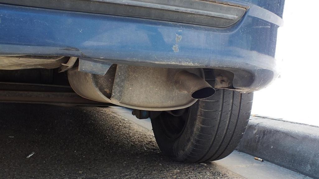 Escape de un vehículo con cierta antigüedad.