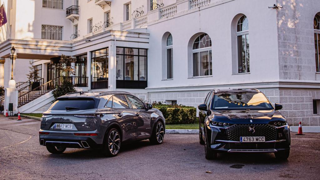 Imagen de la delantera y la zaga del DS 7 de 2023.