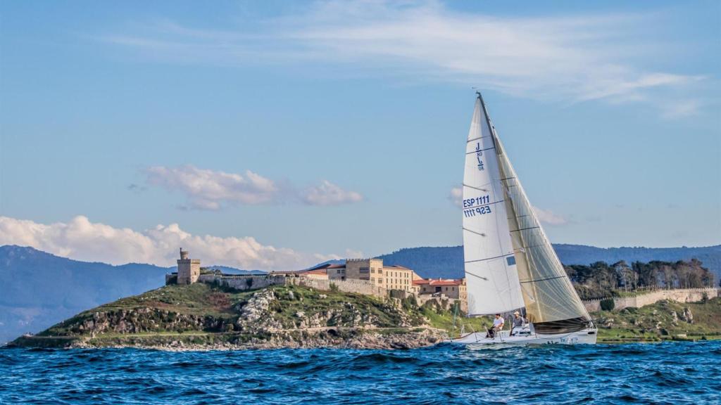 El Solventis en solitario frente al Parador de Baiona.