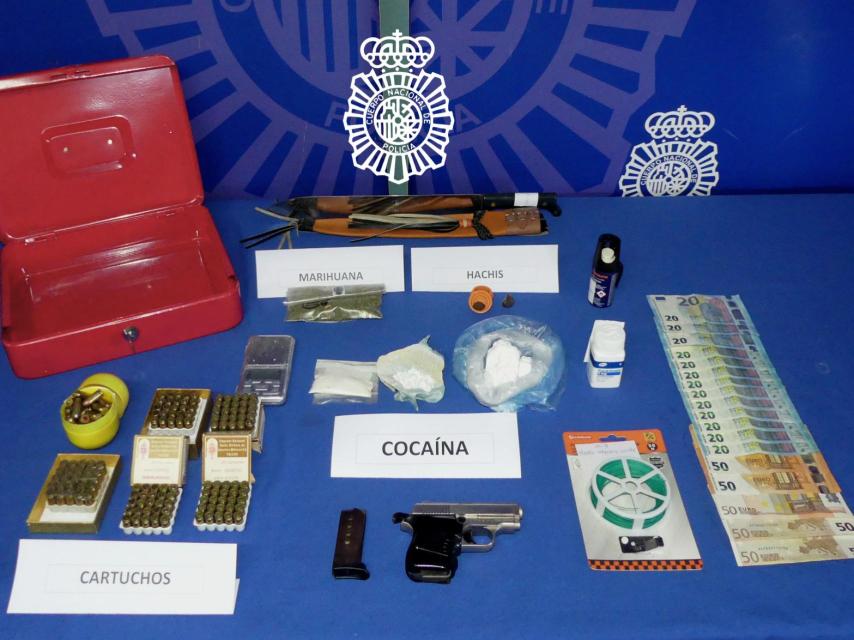 Droga, armas y dinero intervenidos.
