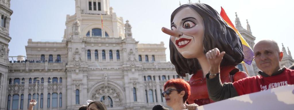 Manifestantes en la plaza de Cibeles este domingo.