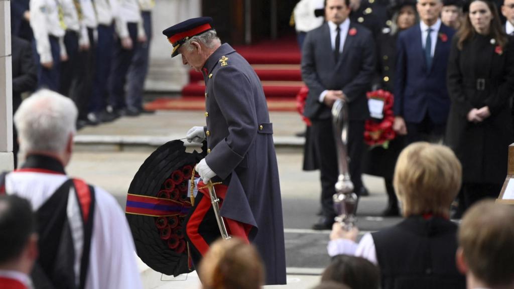 Carlos III durante la ofrenda floral.