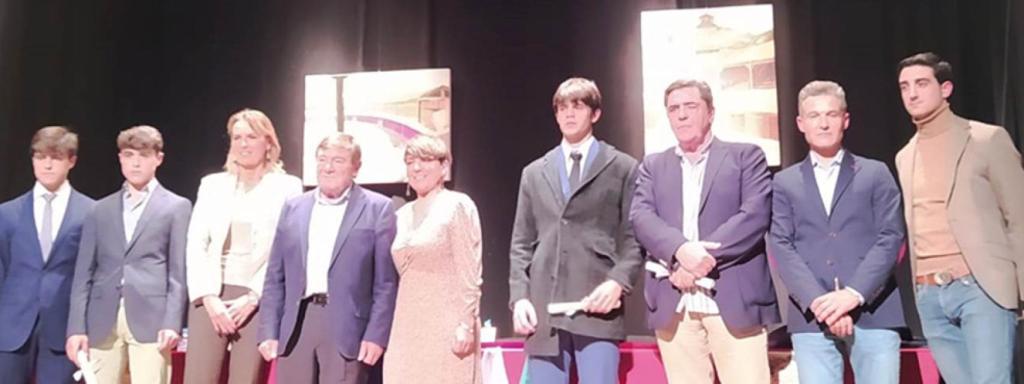 Los componentes del coloquio posaron tras el mismo (La Herrén)