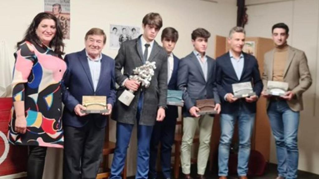 Los premiados posaron con sus trofeos