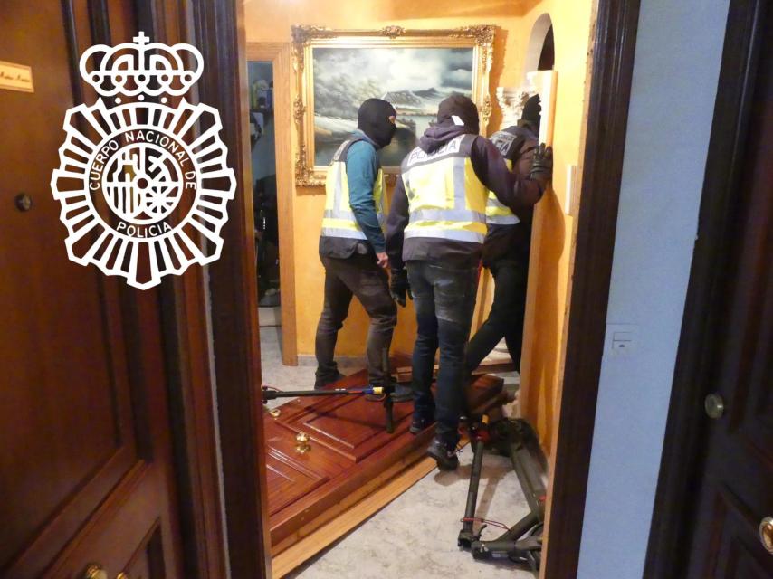 Momento en el que la Policía Nacional entra al domicilio.