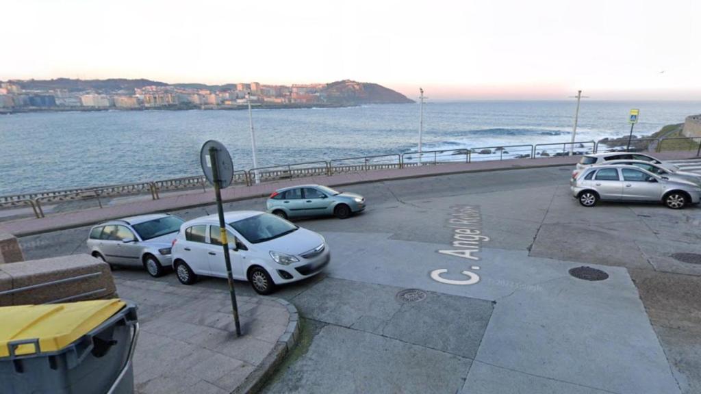 Cruce entre las calles Ángel Rebollo y Albert Camus.