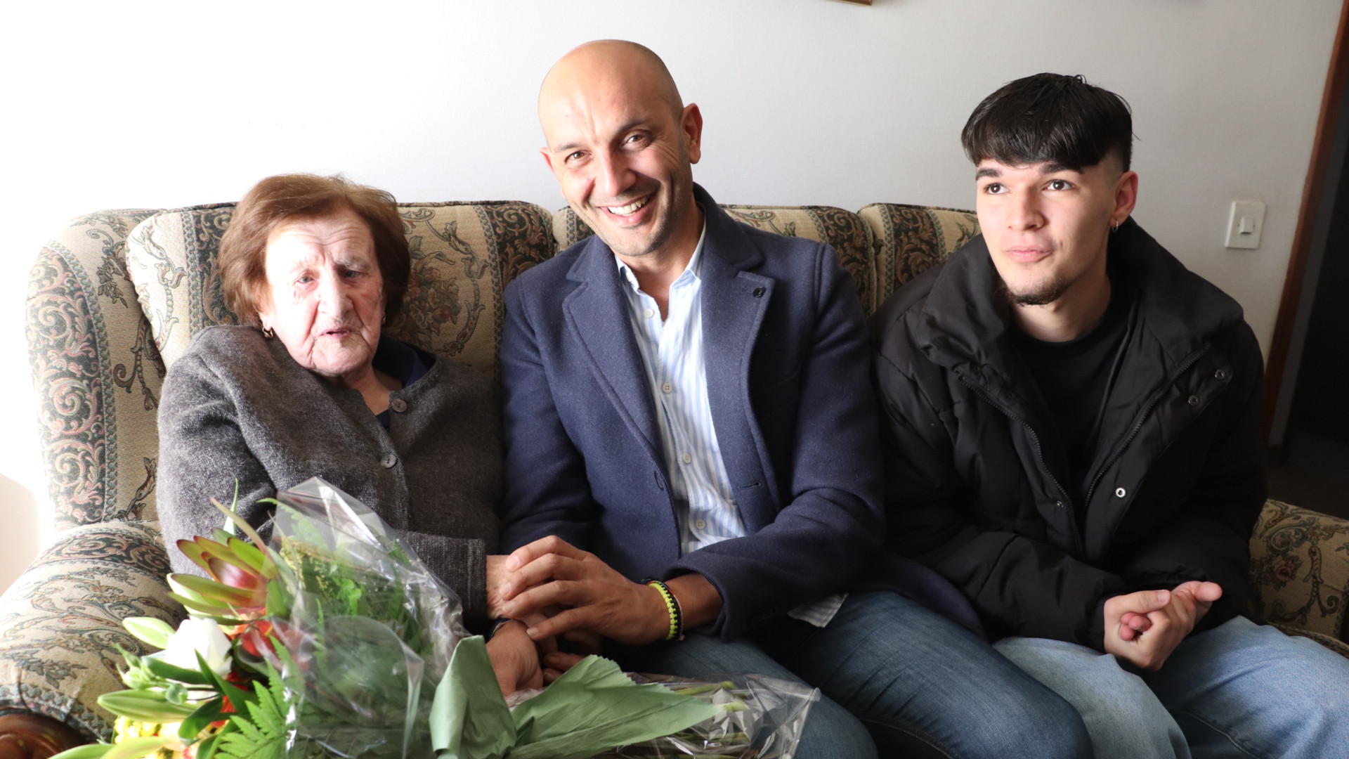 Bienvenida Lorenzo, el alcalde de O Porriño, Alejandro Lorenzo, y Daniel, bisnieto que cumple 18 años. Foto: Concello de O Porriño
