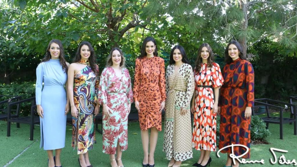 Belén Mora, centro, y sus damas del fuego.